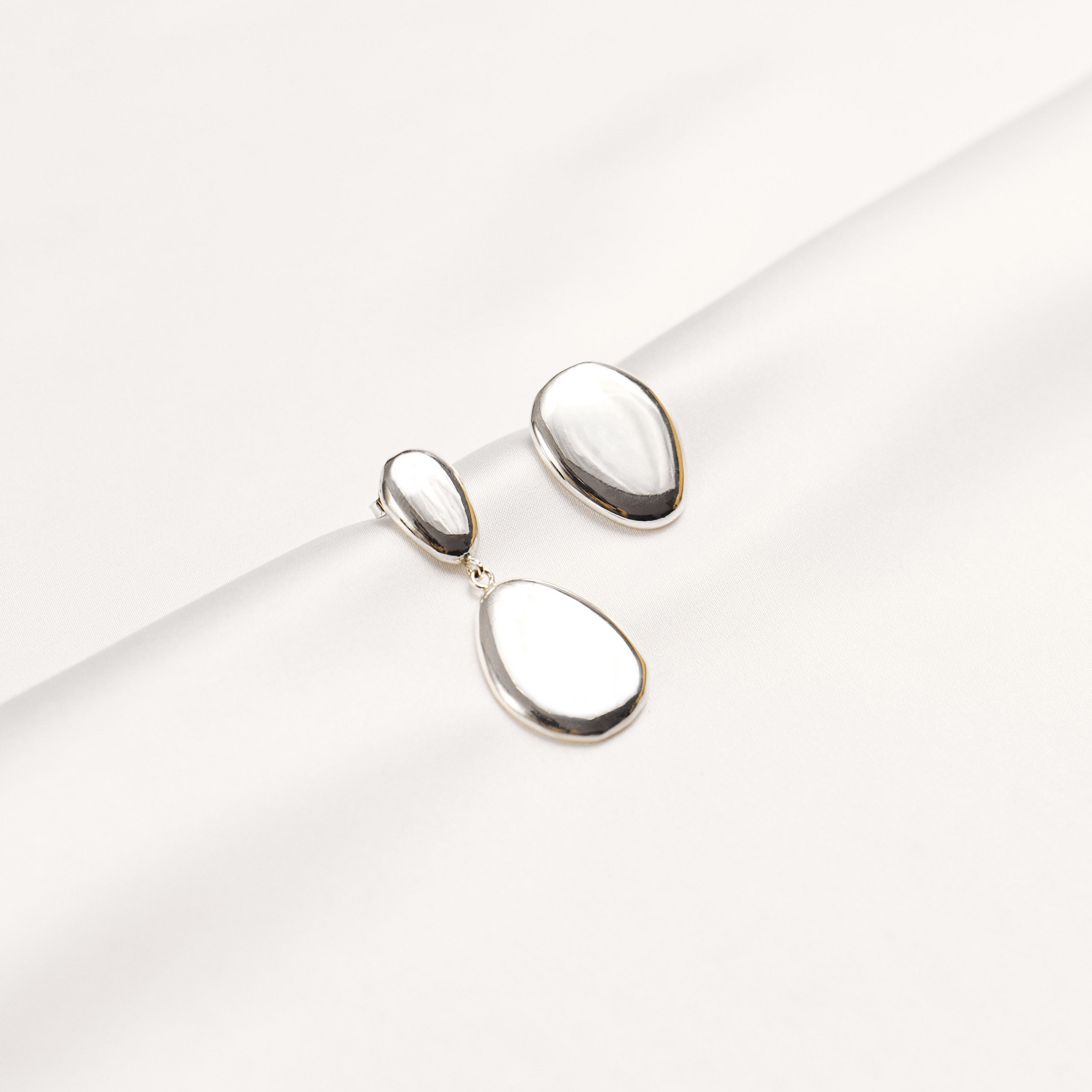 SIA ASIMETRICI Minimal Earrings, Handmade by Monom