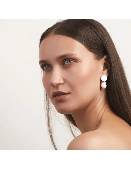 PLATTITUDE Rombe Lush pearl earrings Minimalist, handcrafted - Monom
