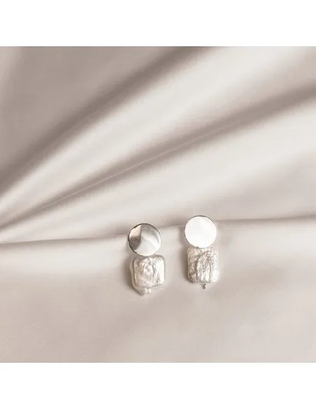 PLATTITUDE Circle Lush pearl earrings Minimalist, handcrafted - Monom